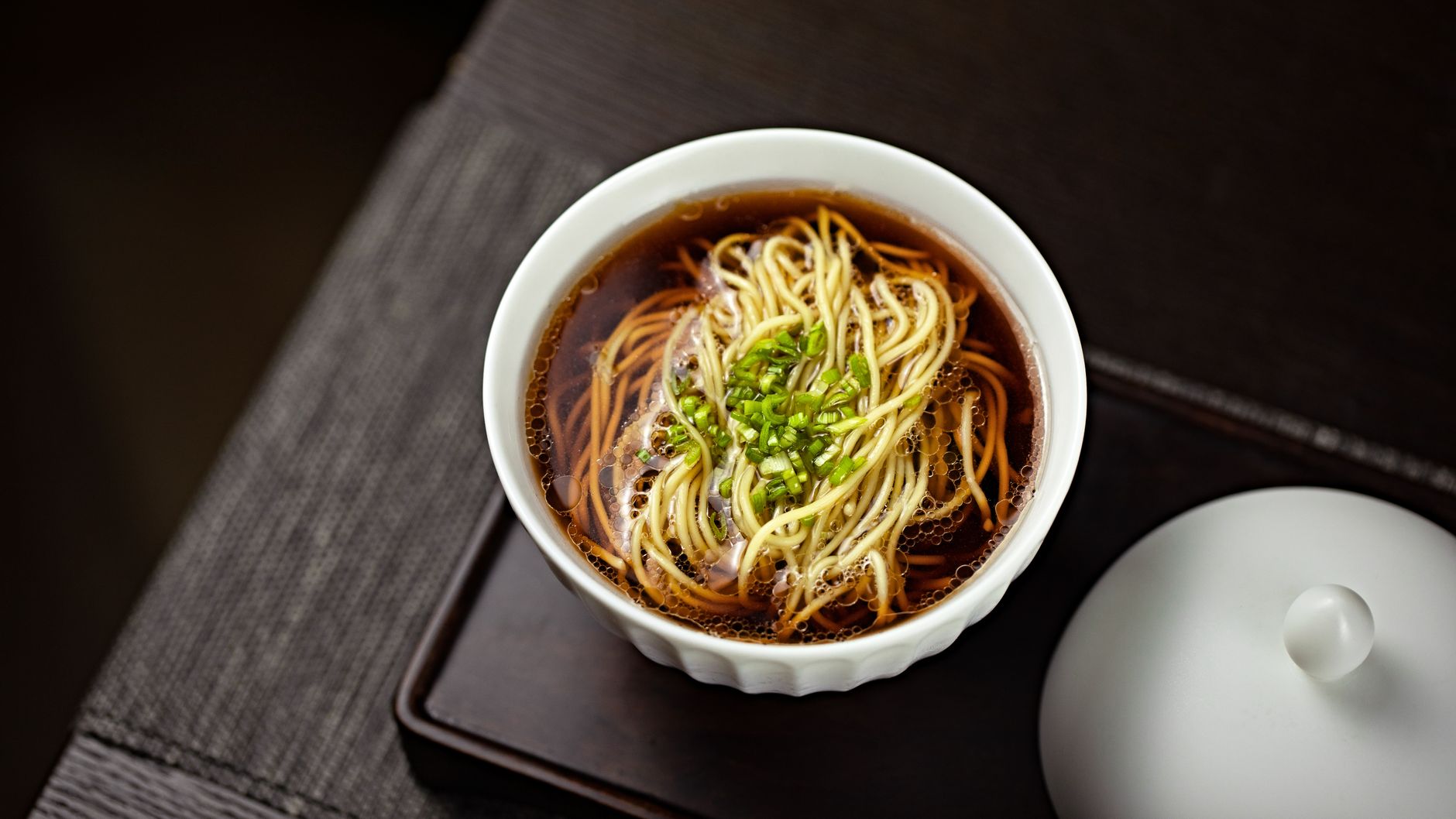 Tagliatelle di ramen sollevate con le bacchette