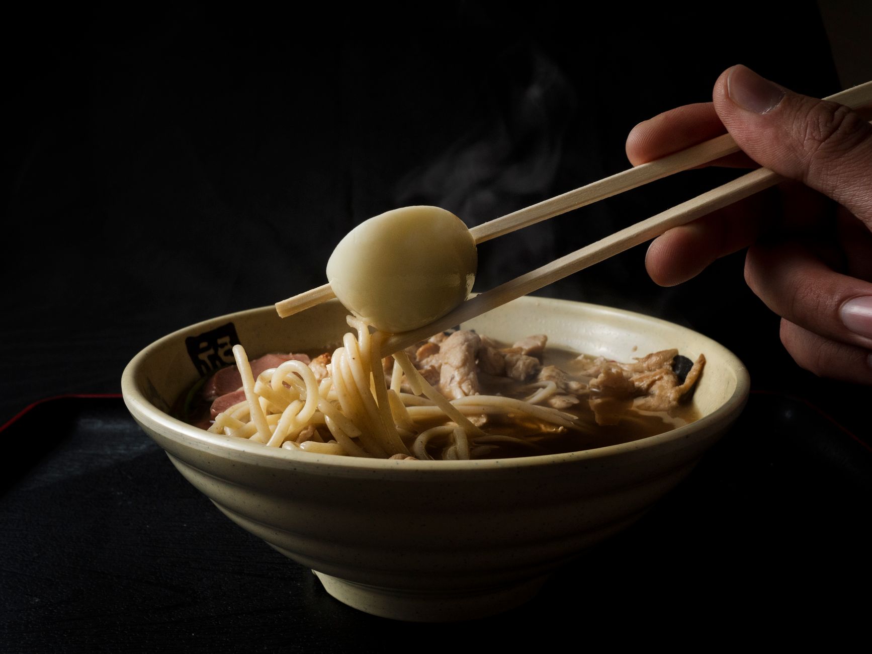 Ramen con fette di maiale, cipollotto e alga nori