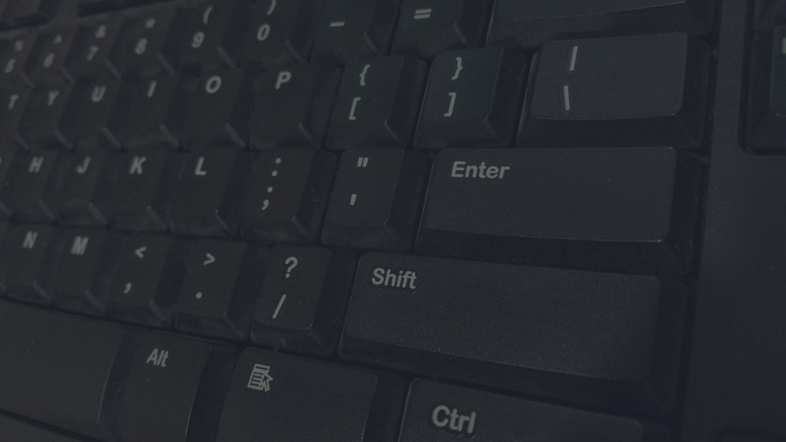 Primo piano di una tastiera nera di computer