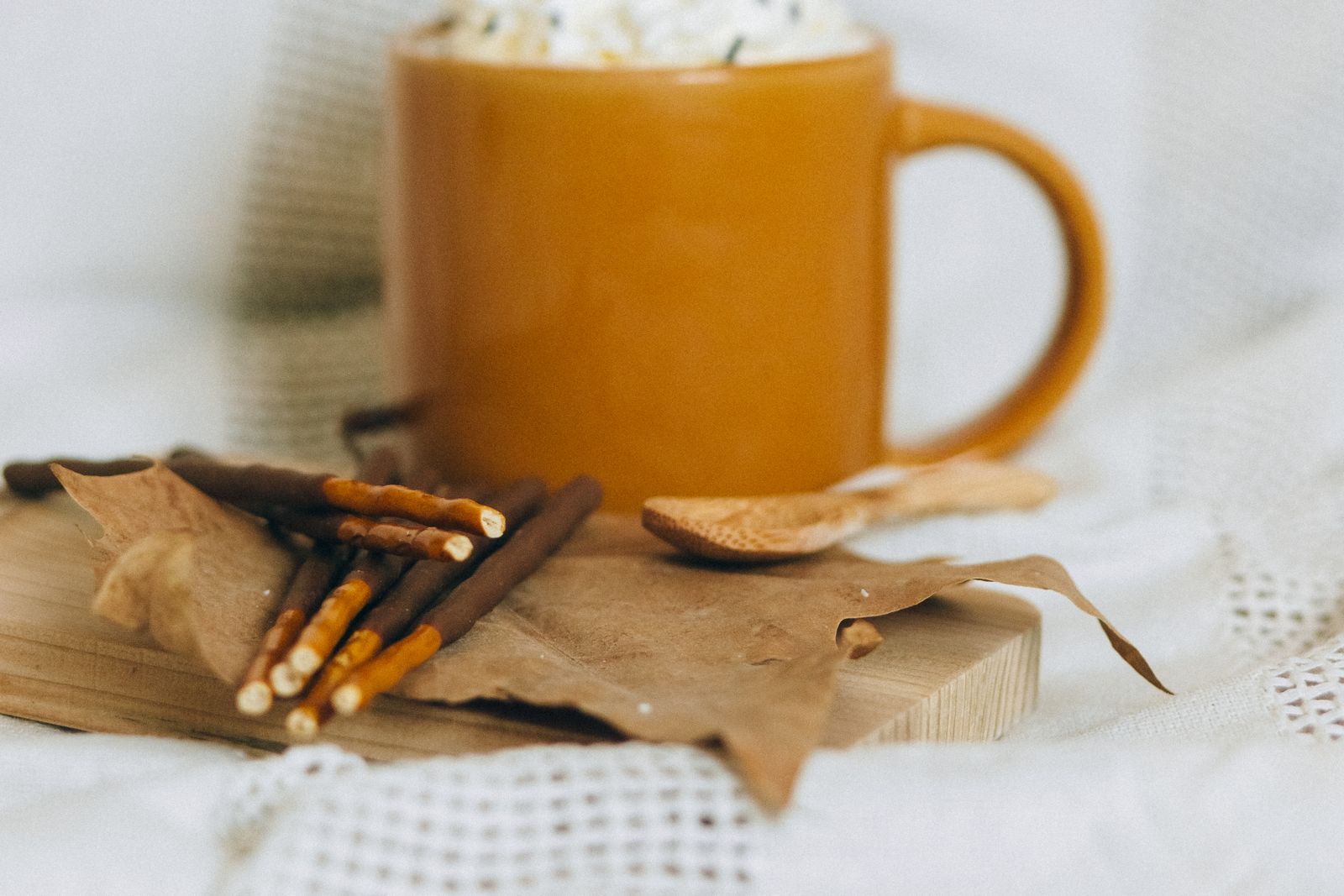 Una tazza di cioccolata calda con un cucchiaio di legno su un tavolo