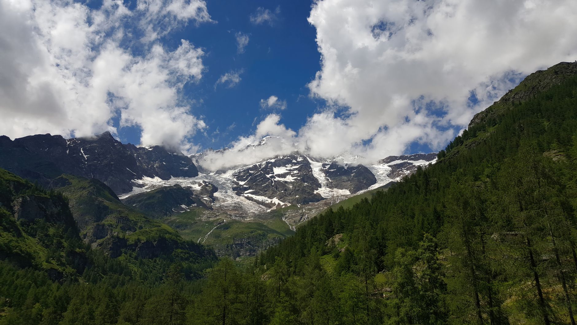 Strada di montagna che attraversa le Alpi svizzere