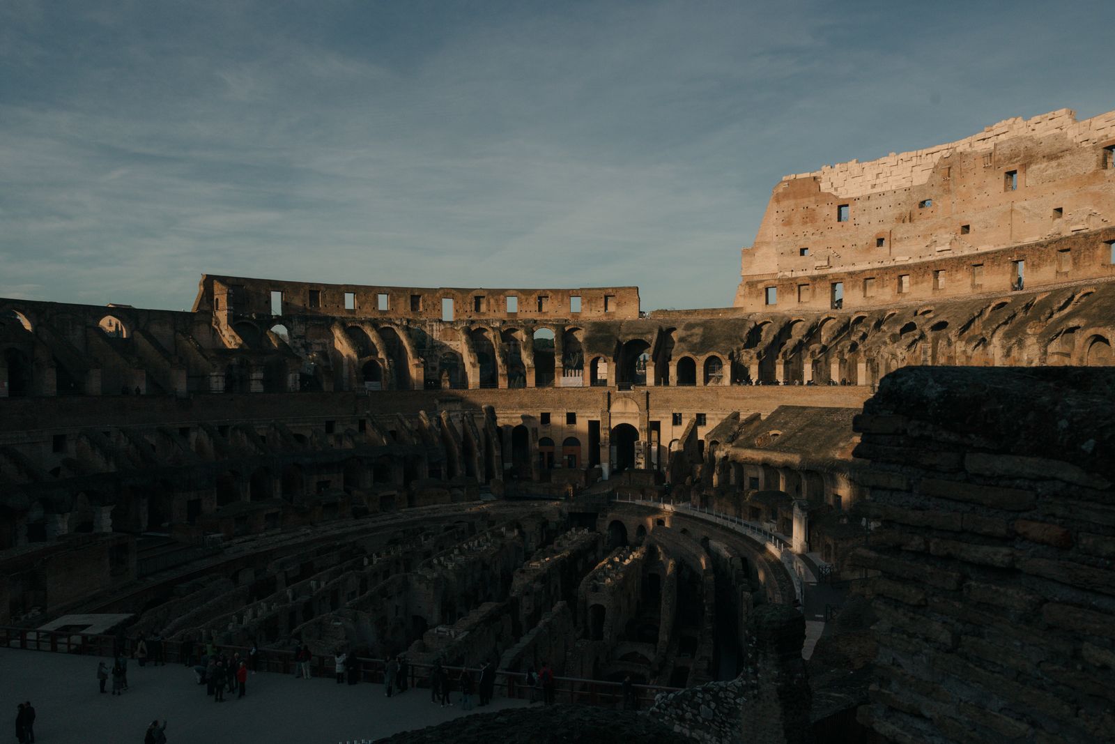 Interno del Colosseo con le gradinate e gli archi di accesso