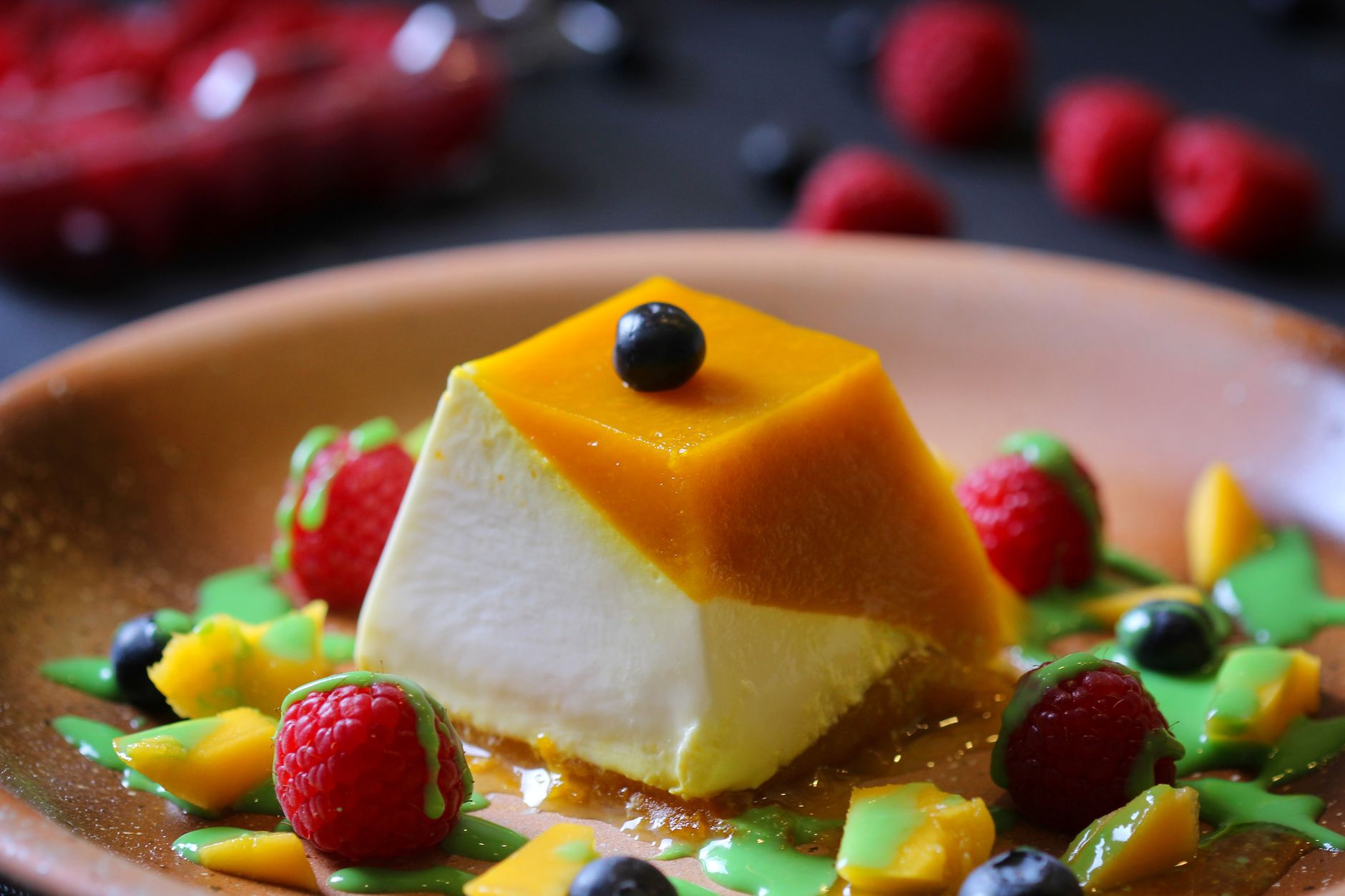 Zuppa inglese, il dolce a strati con crema e pan di Spagna imbevuto di Alchermes