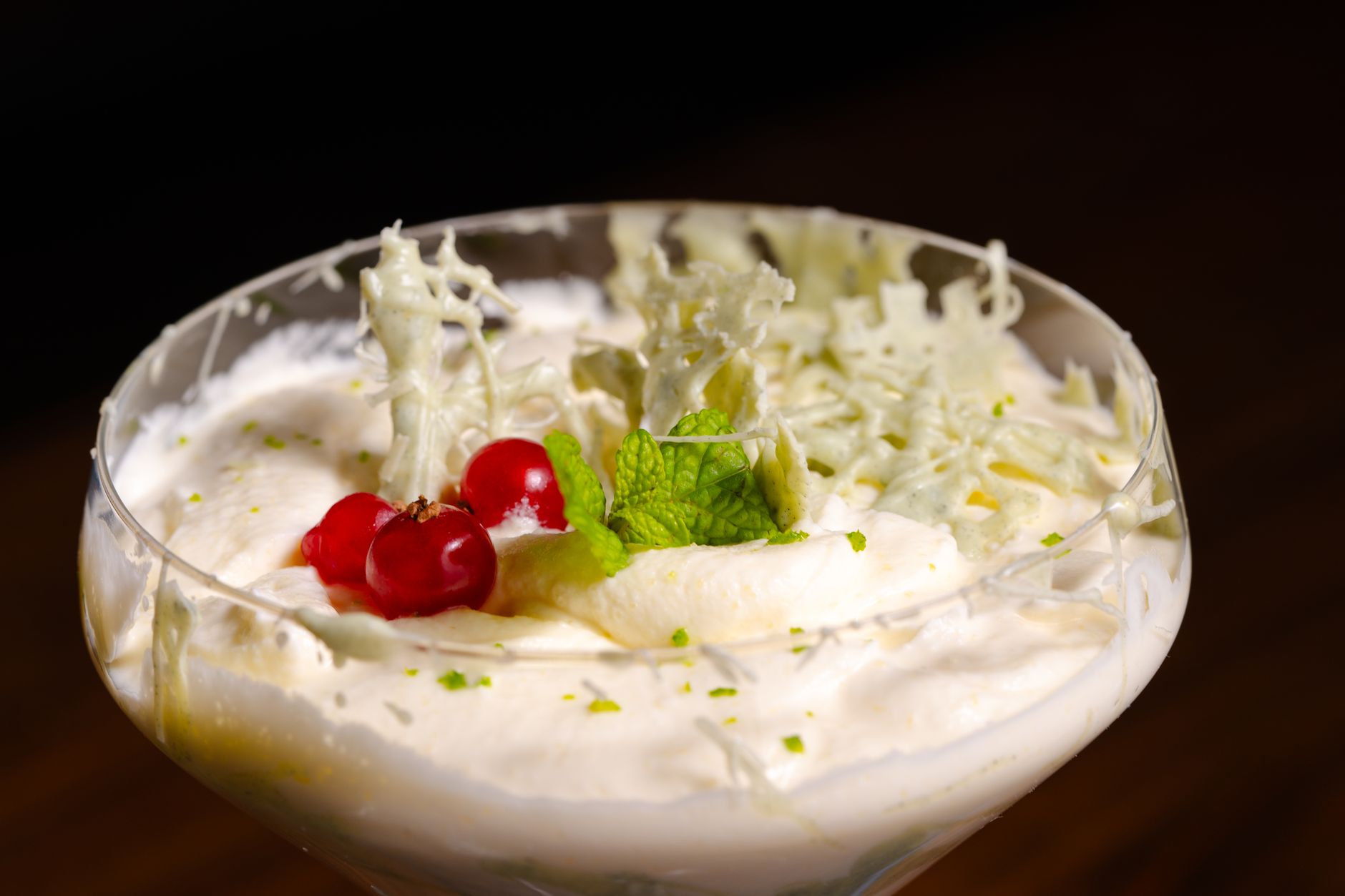 Zuppa inglese, il dolce a strati con crema e pan di Spagna imbevuto di Alchermes