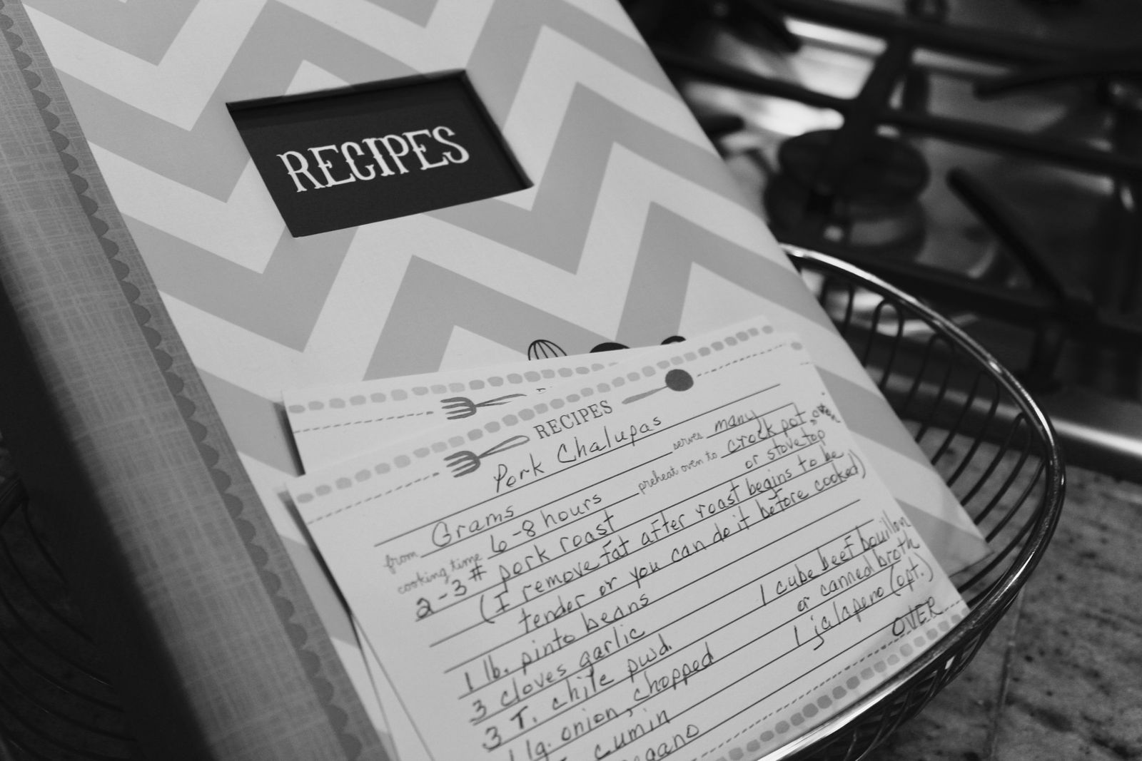 Un vecchio libro di ricette aperto in cucina