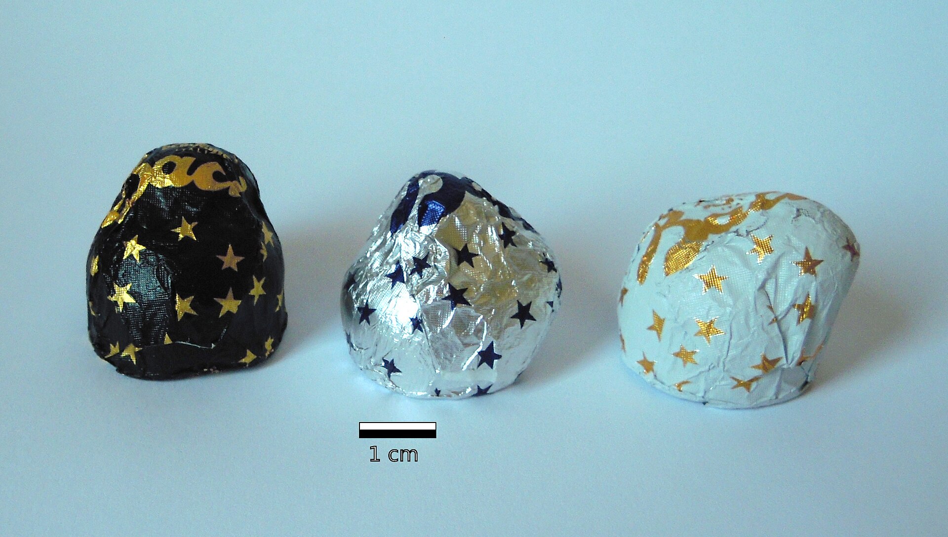 Tre Baci Perugina nella carta stagnola con le stelle: nera e oro, argento e blu, bianca e oro
