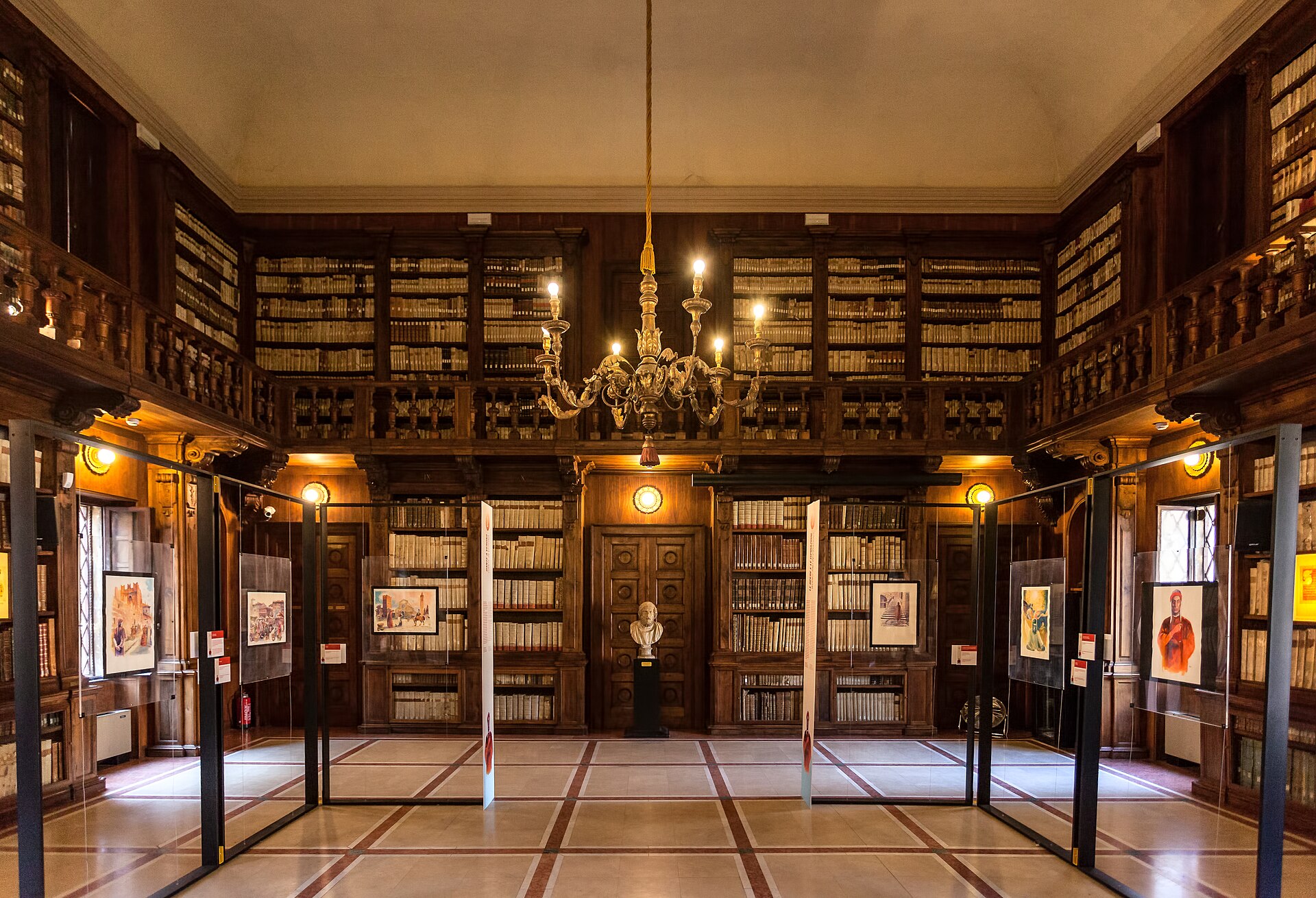 La sala monumentale della Biblioteca Capitolare di Verona con gli scaffali in legno pieni di libri antichi