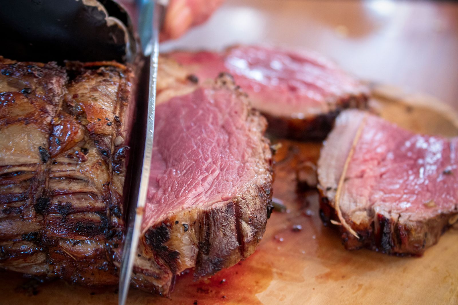 Carne di manzo cotta al sangue tagliata a fette su un tagliere