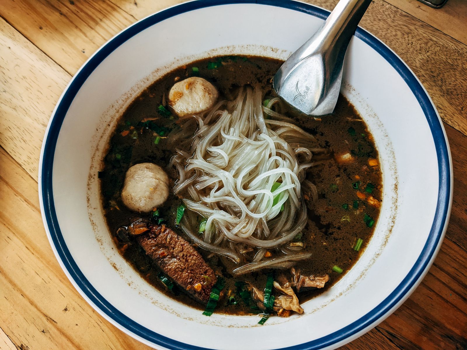 Scodella di zuppa thailandese di manzo con noodles vista dall'alto