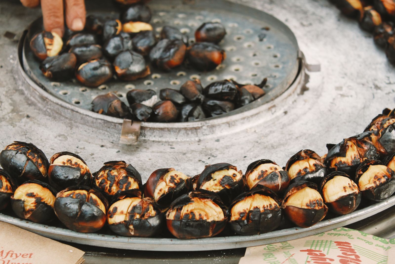 Castagne arrostite in una padella di metallo