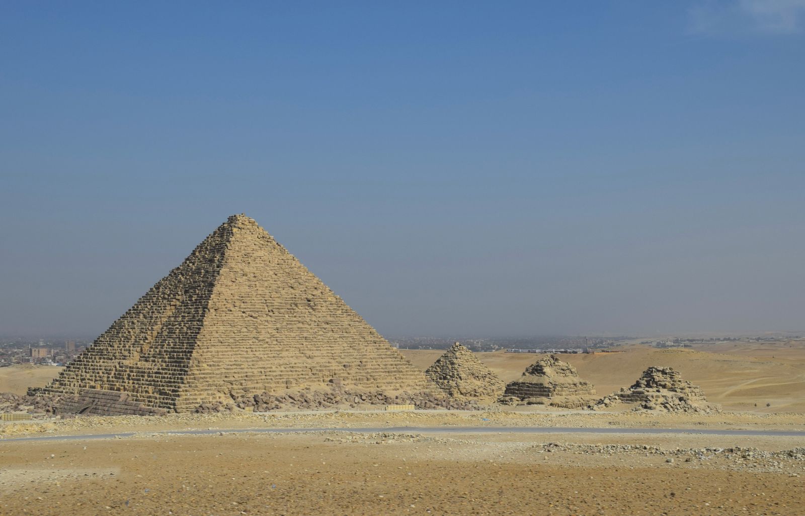Le piramidi di Giza sotto il cielo azzurro
