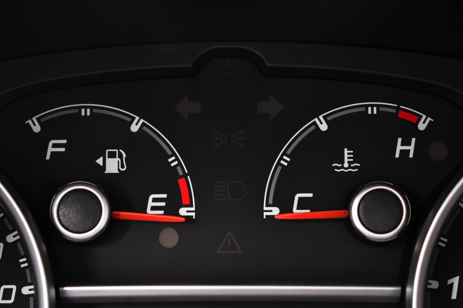 Indicatore della benzina sul cruscotto di un'auto