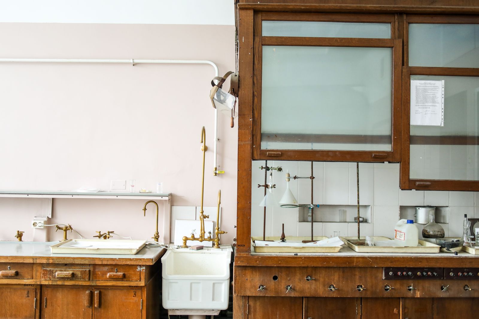 Un antico laboratorio scientifico con strumenti d’epoca