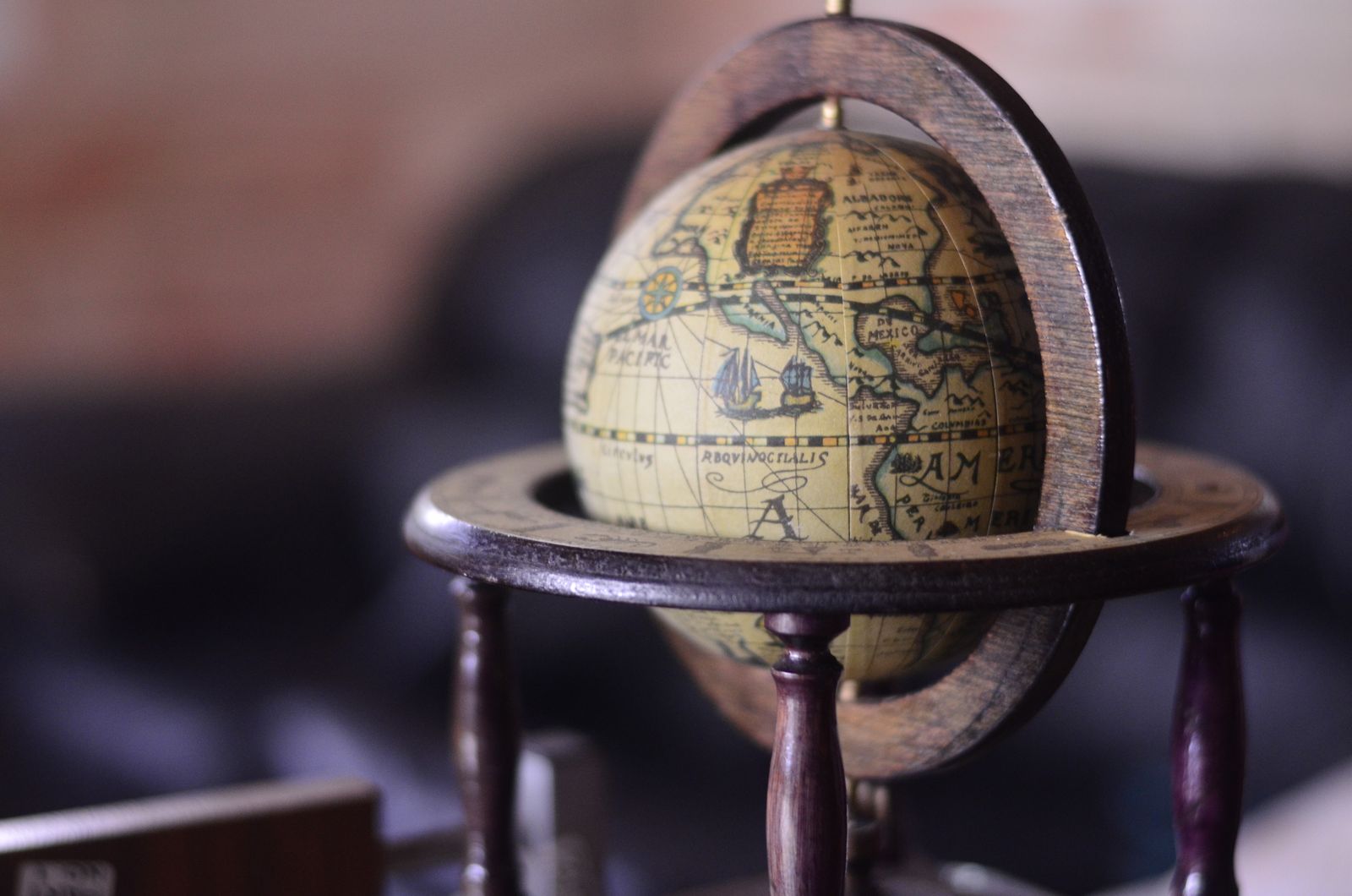 Un vecchio mappamondo di legno con una mappa in stile antico