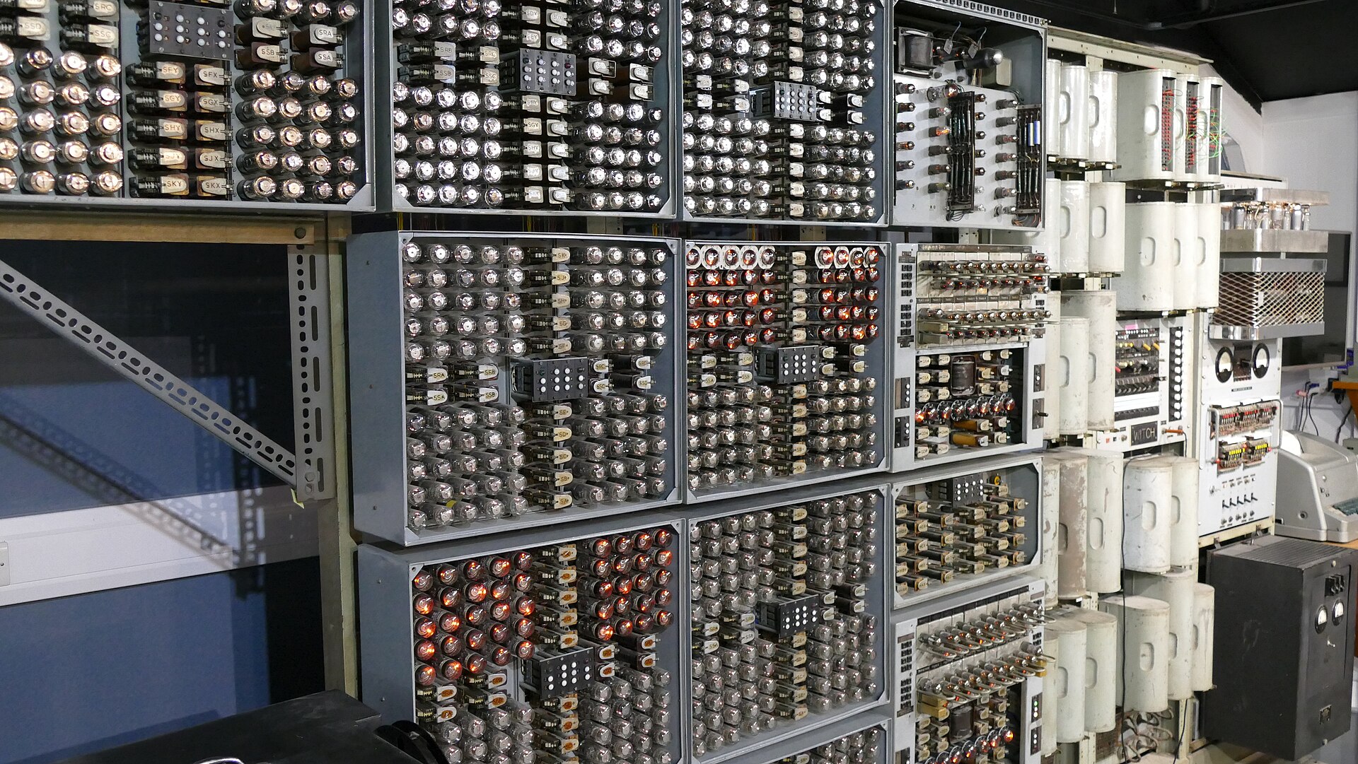 Il computer Harwell Dekatron, detto WITCH, con le sue file di valvole illuminate al National Museum of Computing