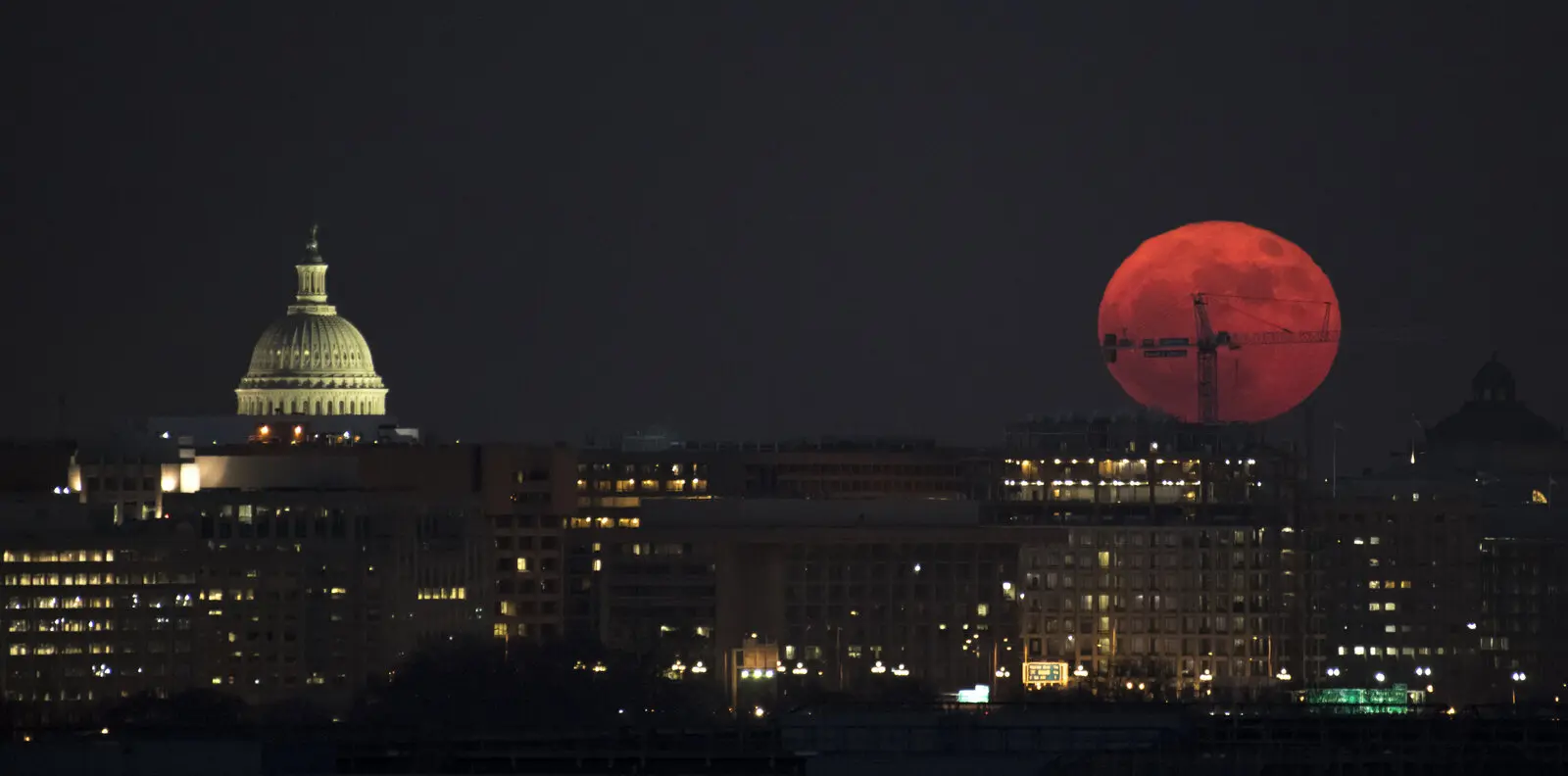 La Luna piena sorge dietro il Campidoglio di Washington, bassa sull’orizzonte, il 3 dicembre 2017