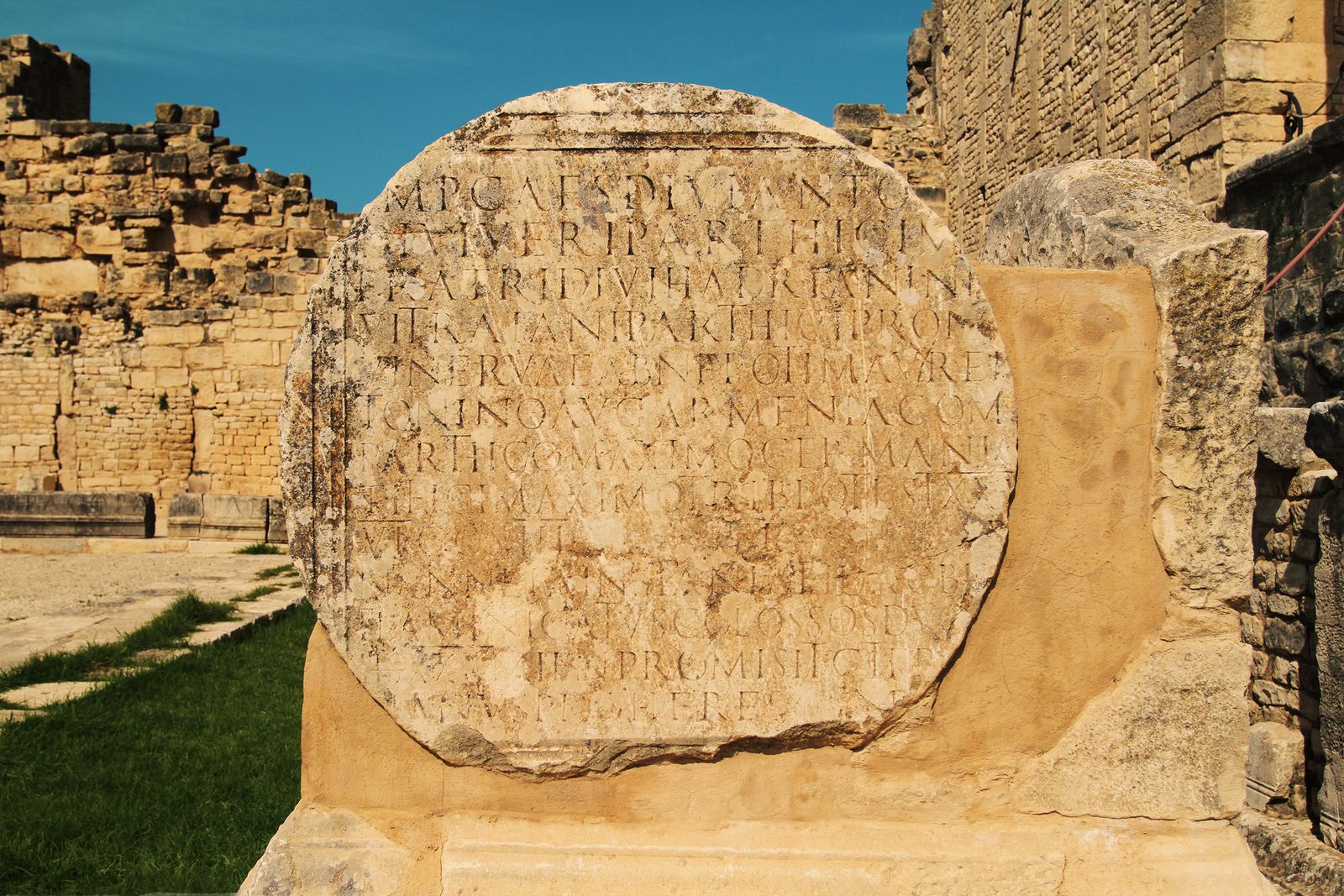 Antica pietra romana con iscrizione latina