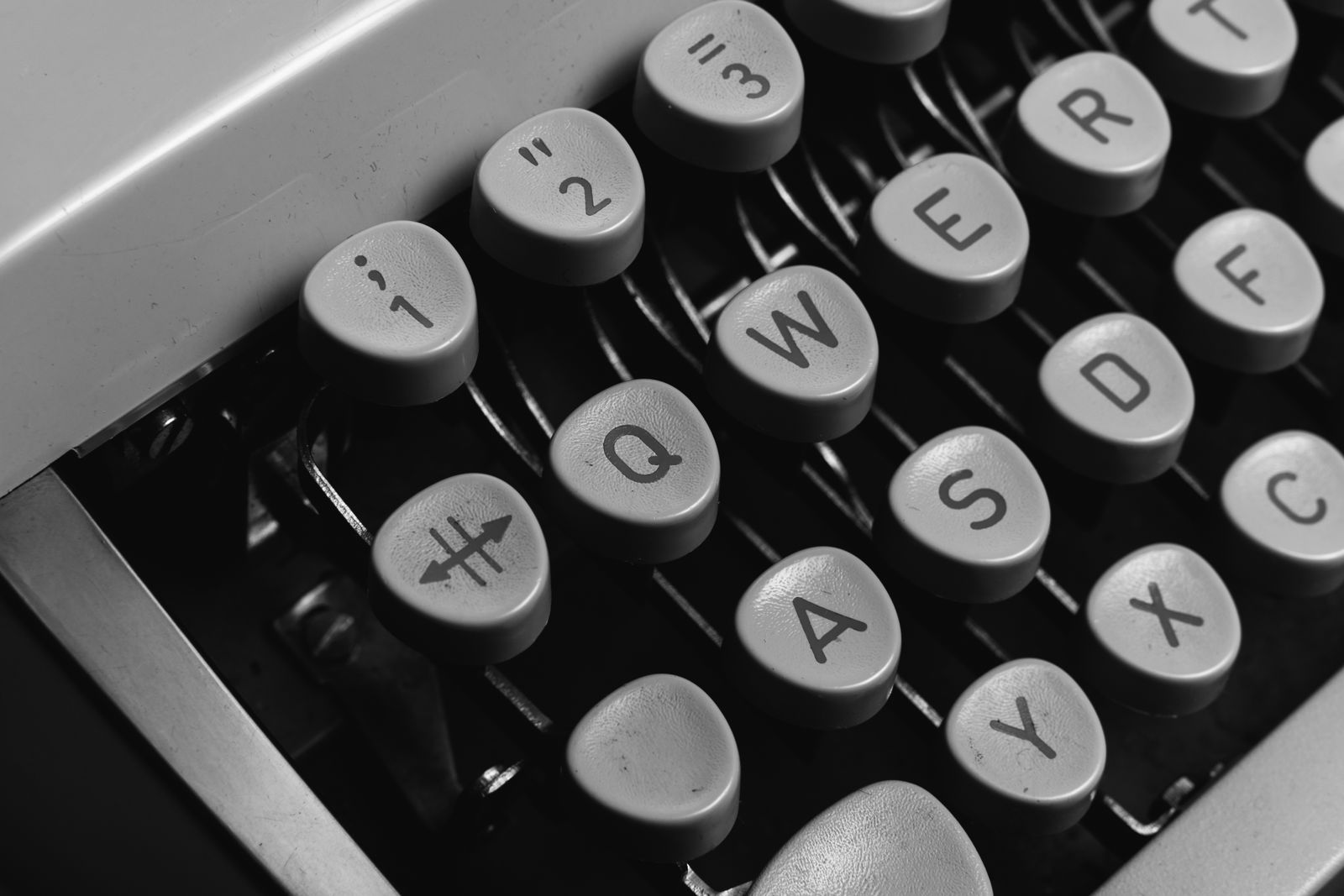 Tasti di una vecchia macchina per scrivere