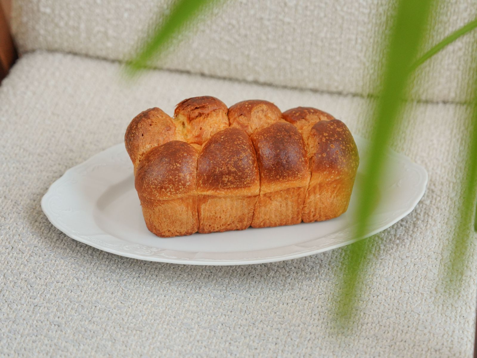 Una brioche dorata su un piatto bianco