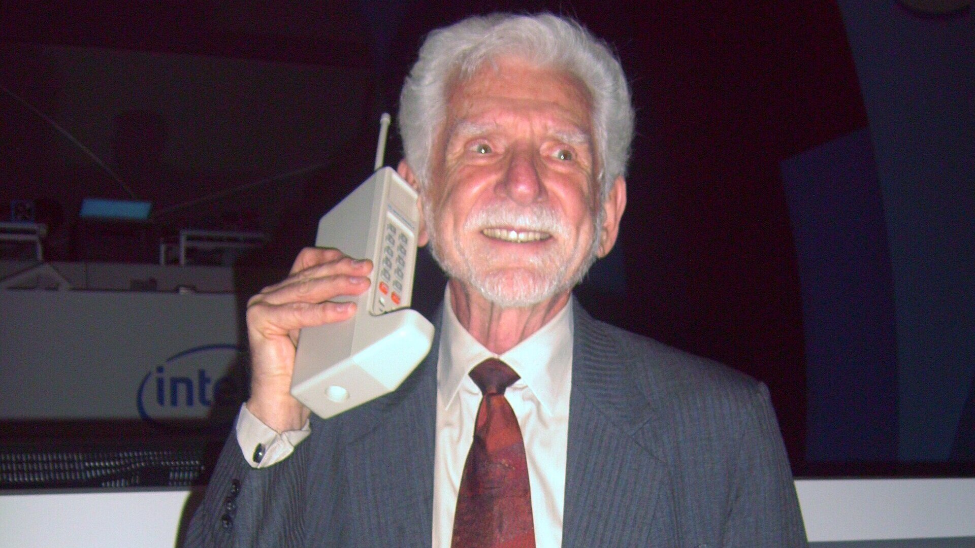 Martin Cooper tiene all orecchio il prototipo di telefono cellulare Motorola DynaTAC
