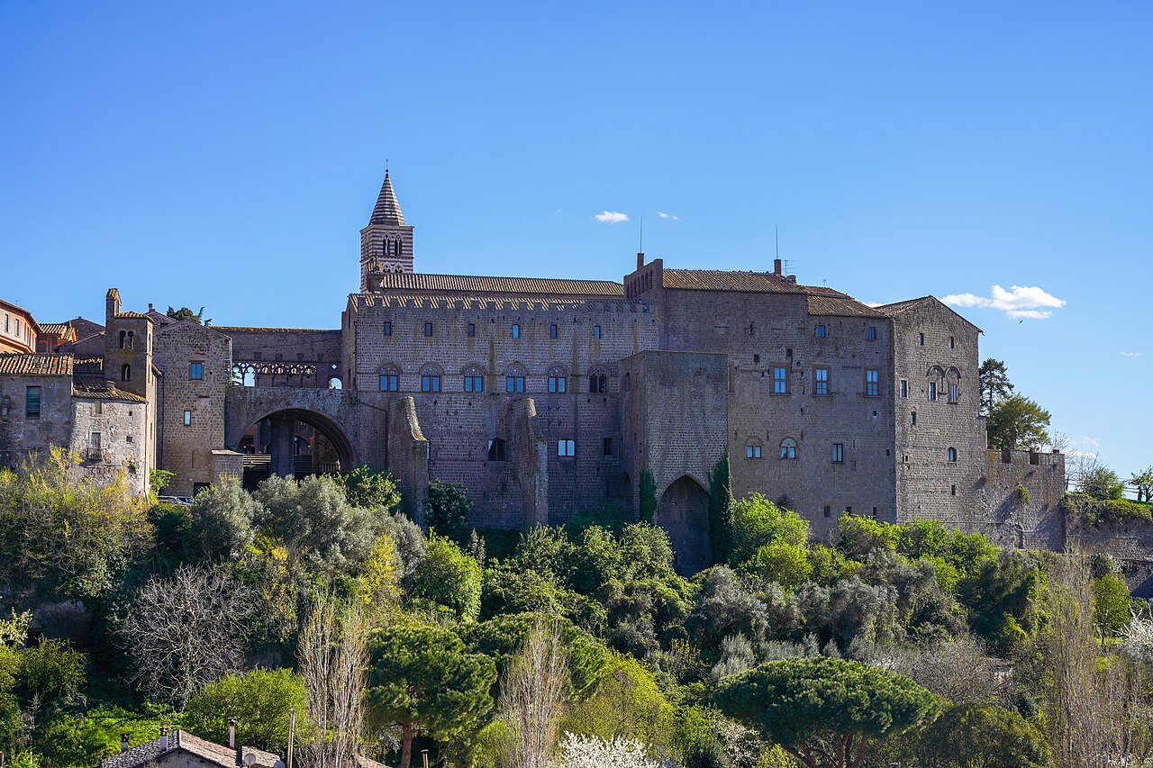 Il Palazzo dei Papi di Viterbo con la sua loggia gotica, sede del conclave più lungo della storia