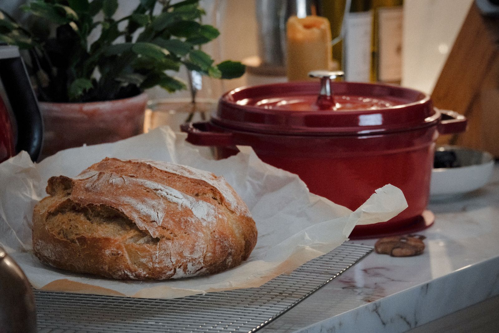 Pagnotta di pane rustico appena sfornata sul tavolo di cucina
