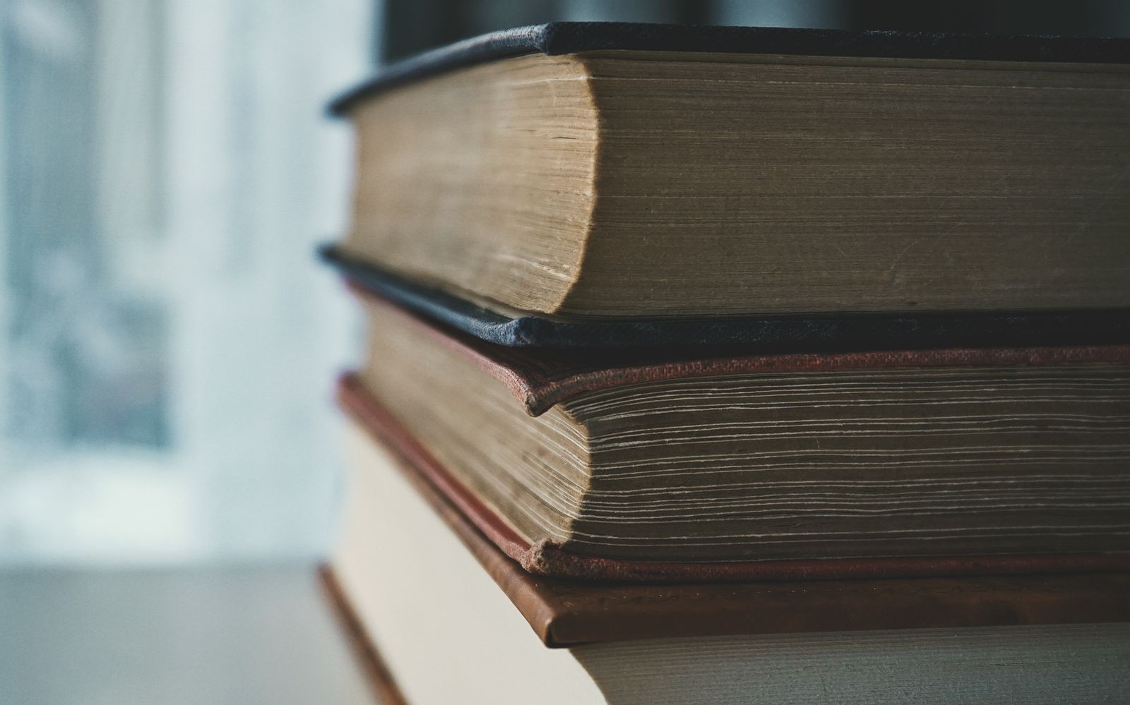 Pila di libri antichi con le pagine consumate