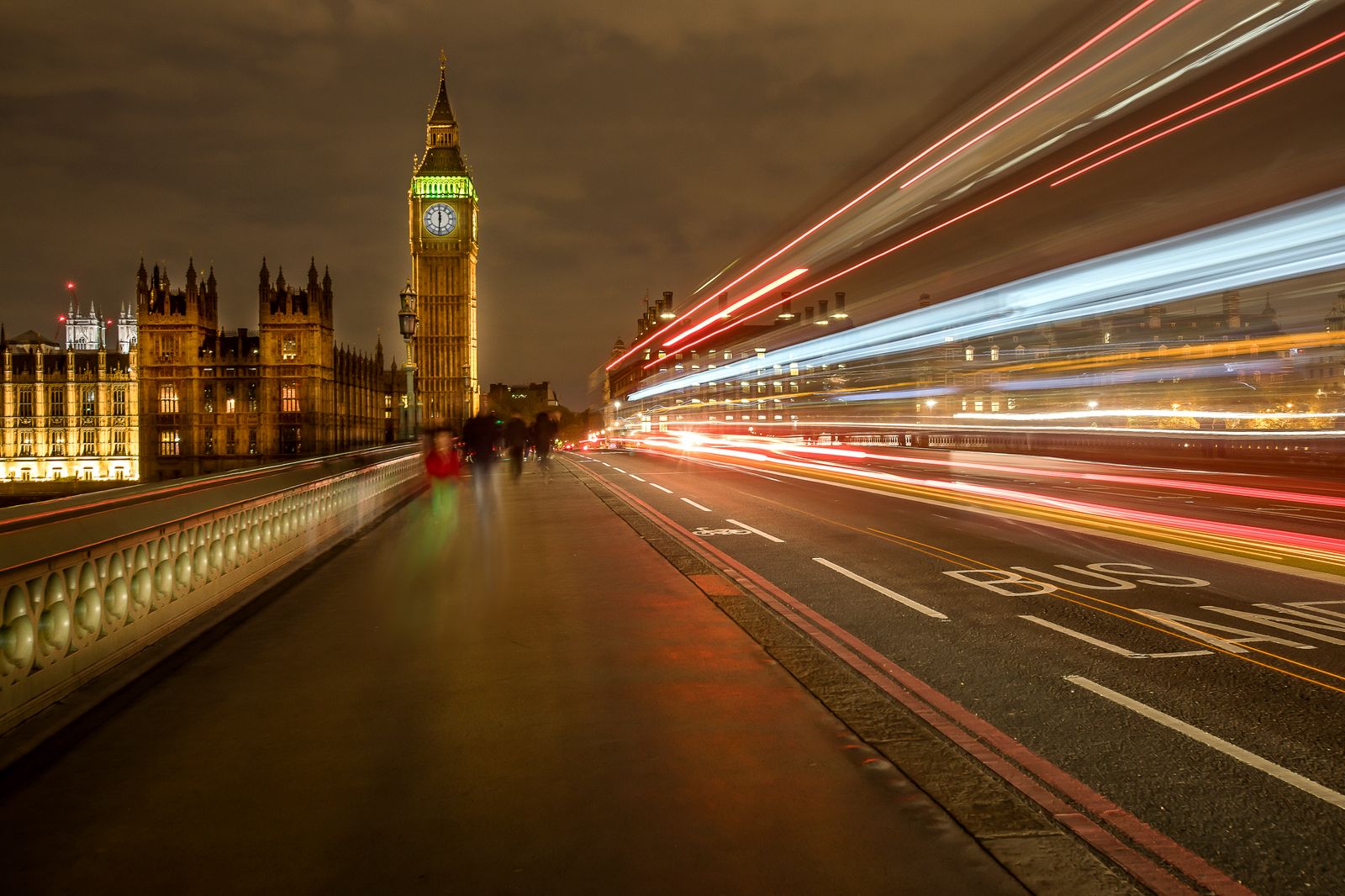 Il Big Ben e il ponte di Westminster di notte, con le scie luminose del traffico
