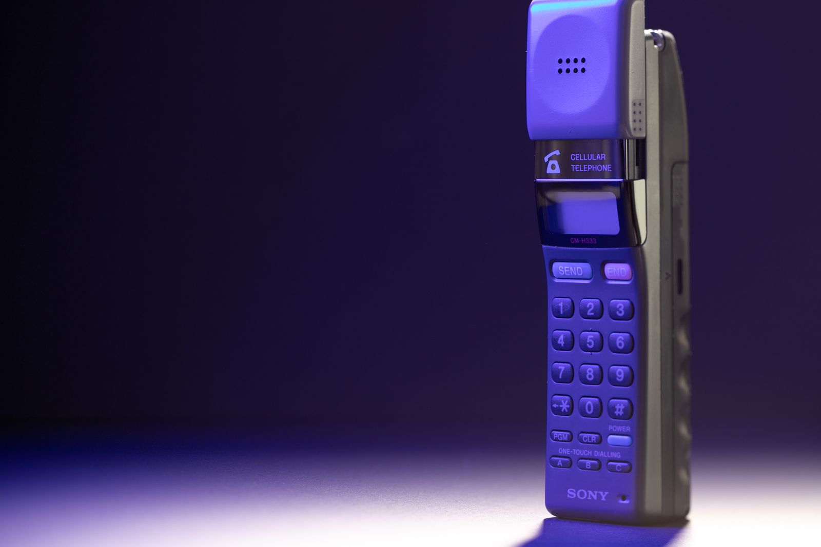 Un vecchio telefono cellulare degli anni Novanta con tastiera e antenna