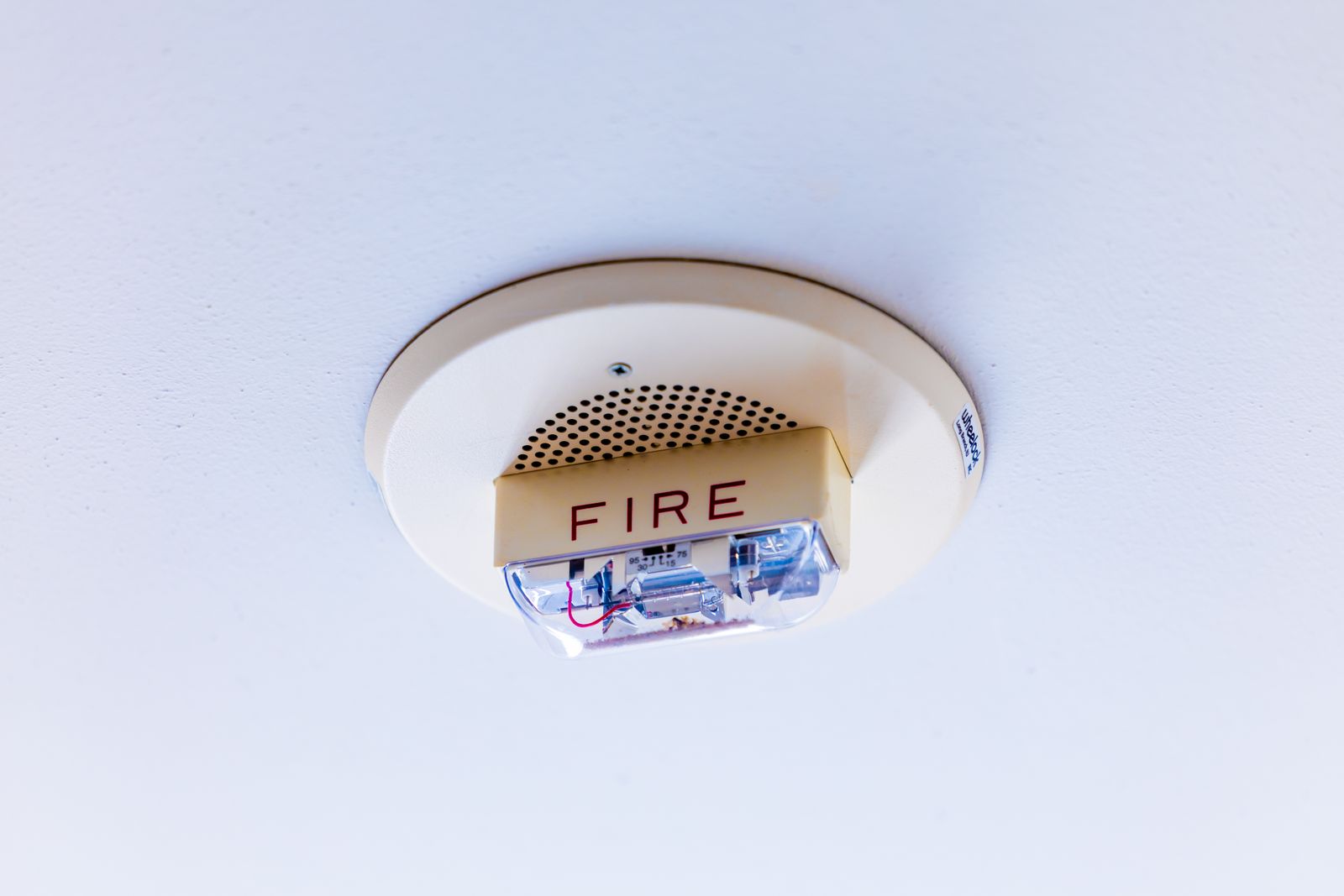 Rilevatore di fumo bianco montato sul soffitto