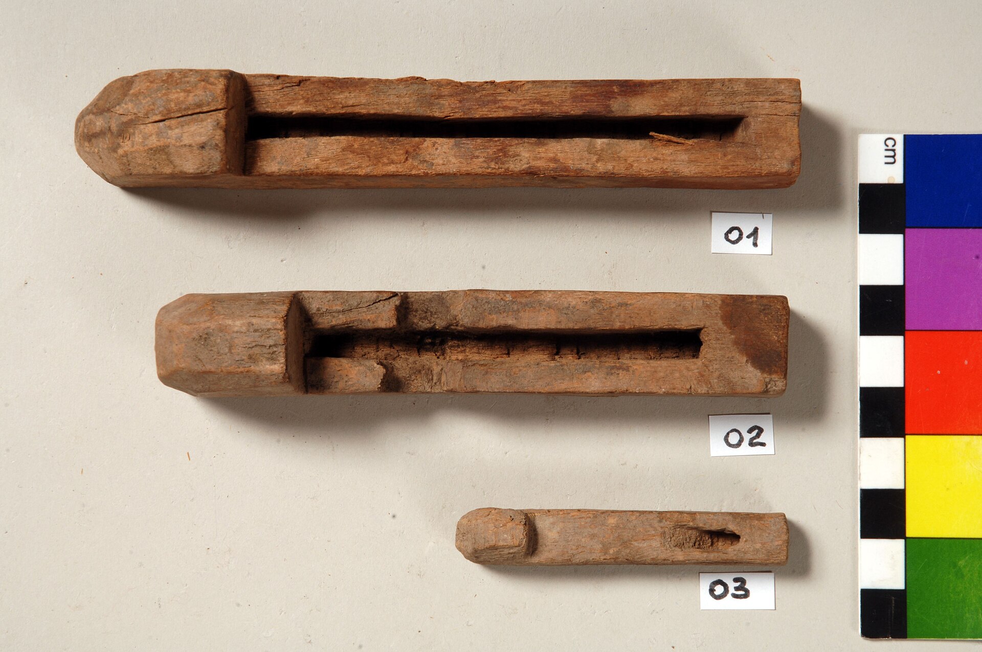 Parti in legno di una serratura dell’antico Egitto conservate al Museo Egizio di Torino