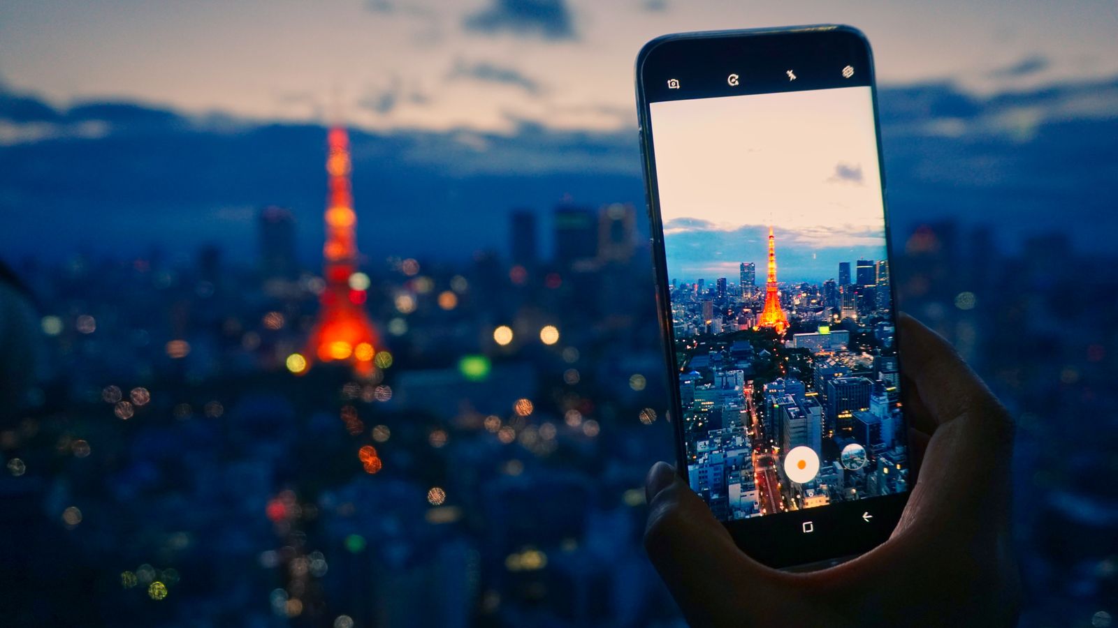 Uno smartphone fotografa la Tokyo Tower di notte