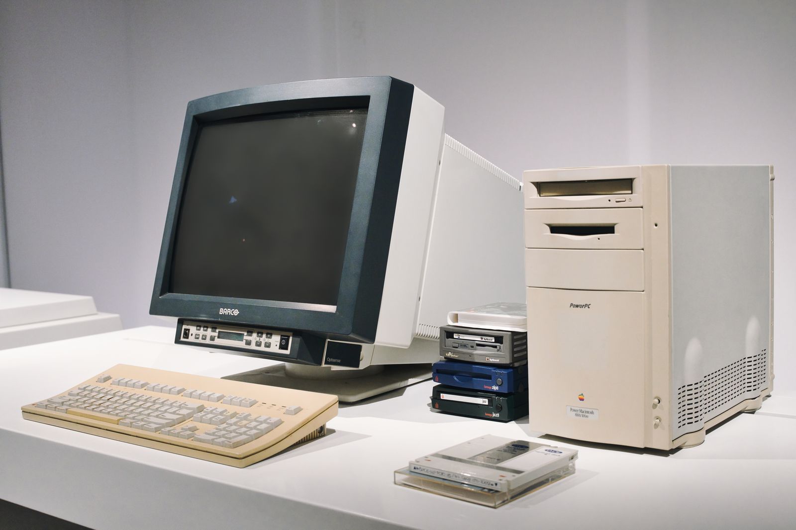 Un vecchio computer con monitor a tubo catodico