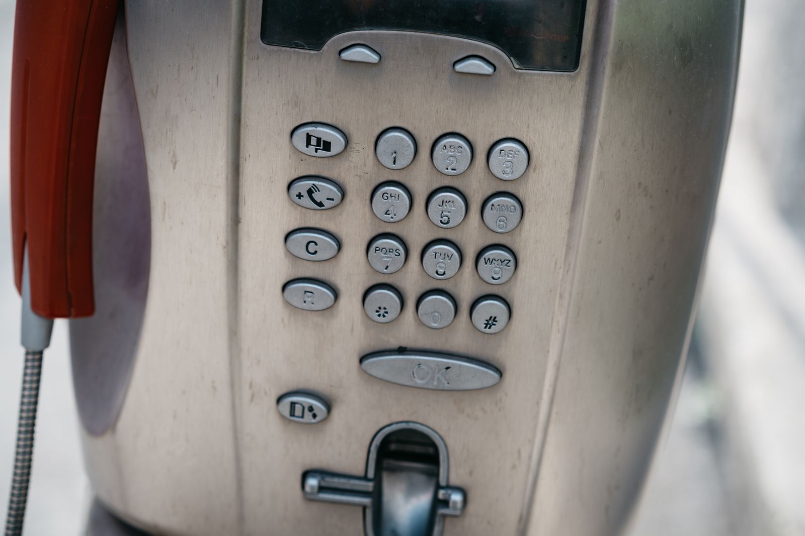 Tastierino numerico di un telefono pubblico a Roma, con l'1 nella fila in alto