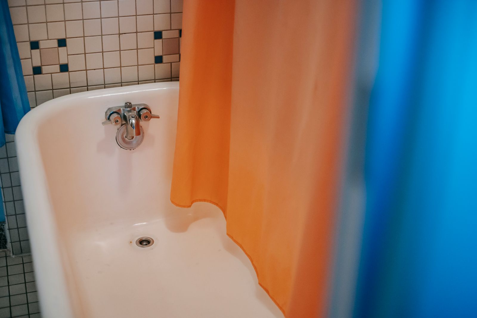 Vasca da bagno con tenda della doccia colorata