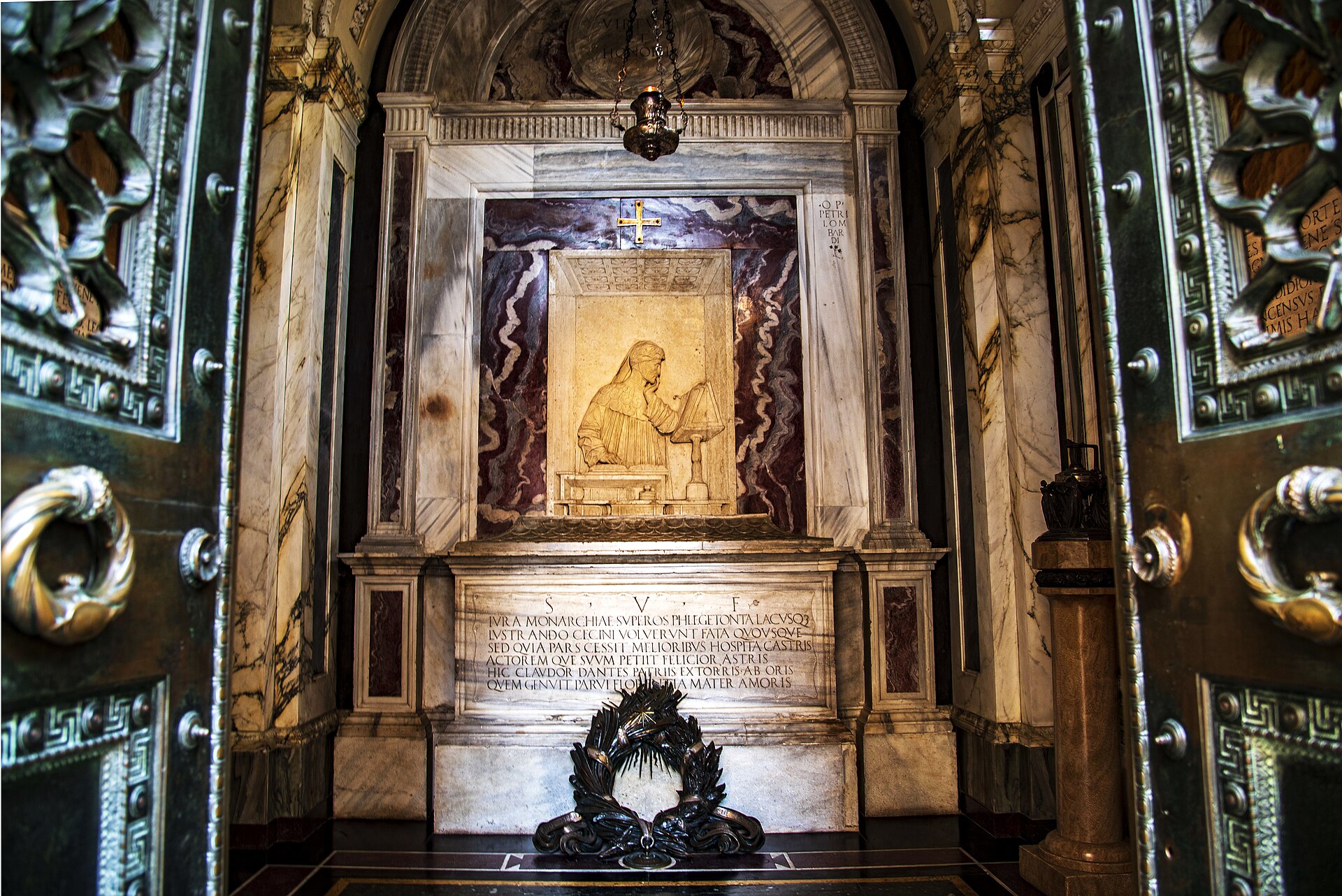 Interno della Tomba di Dante a Ravenna: sarcofago con epitaffio latino, bassorilievo di Pietro Lombardo e lampada votiva