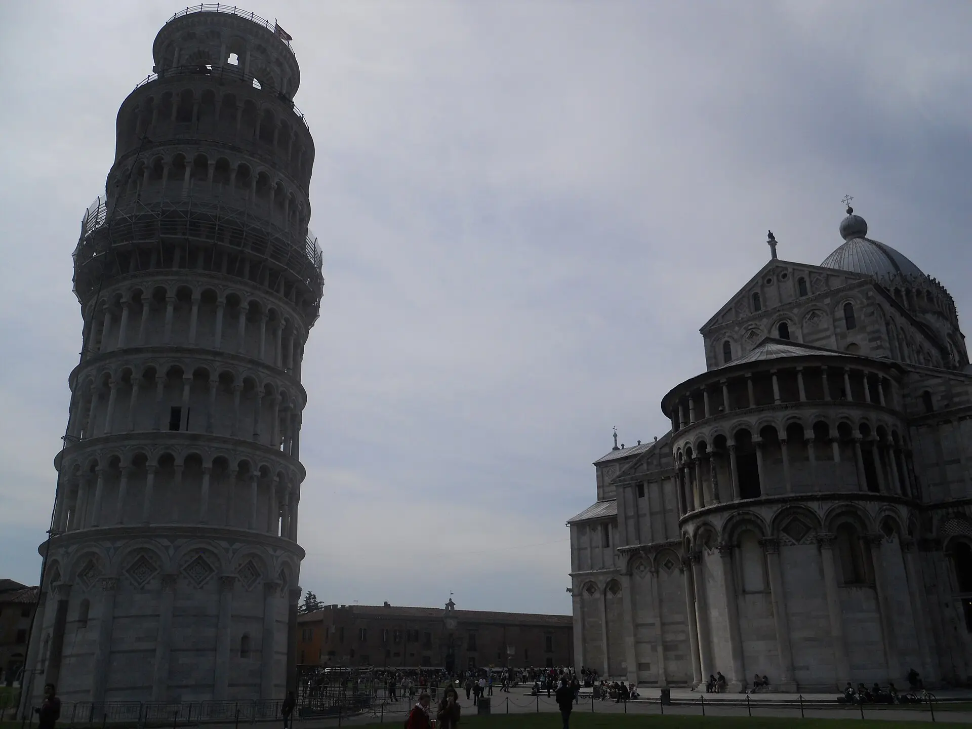 La Torre pendente di Pisa inclinata accanto all'abside del Duomo in Piazza dei Miracoli